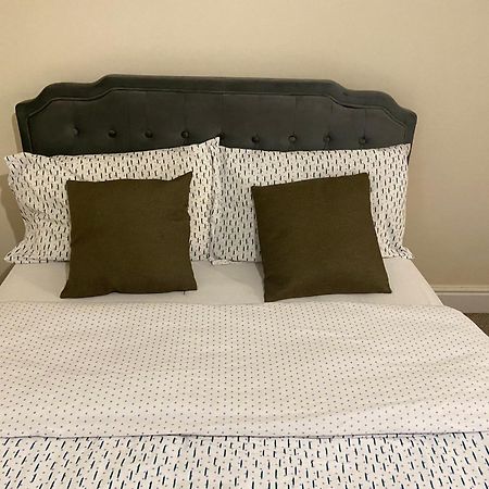 Large Double Bed And Bathroom Oxford Eksteriør bilde