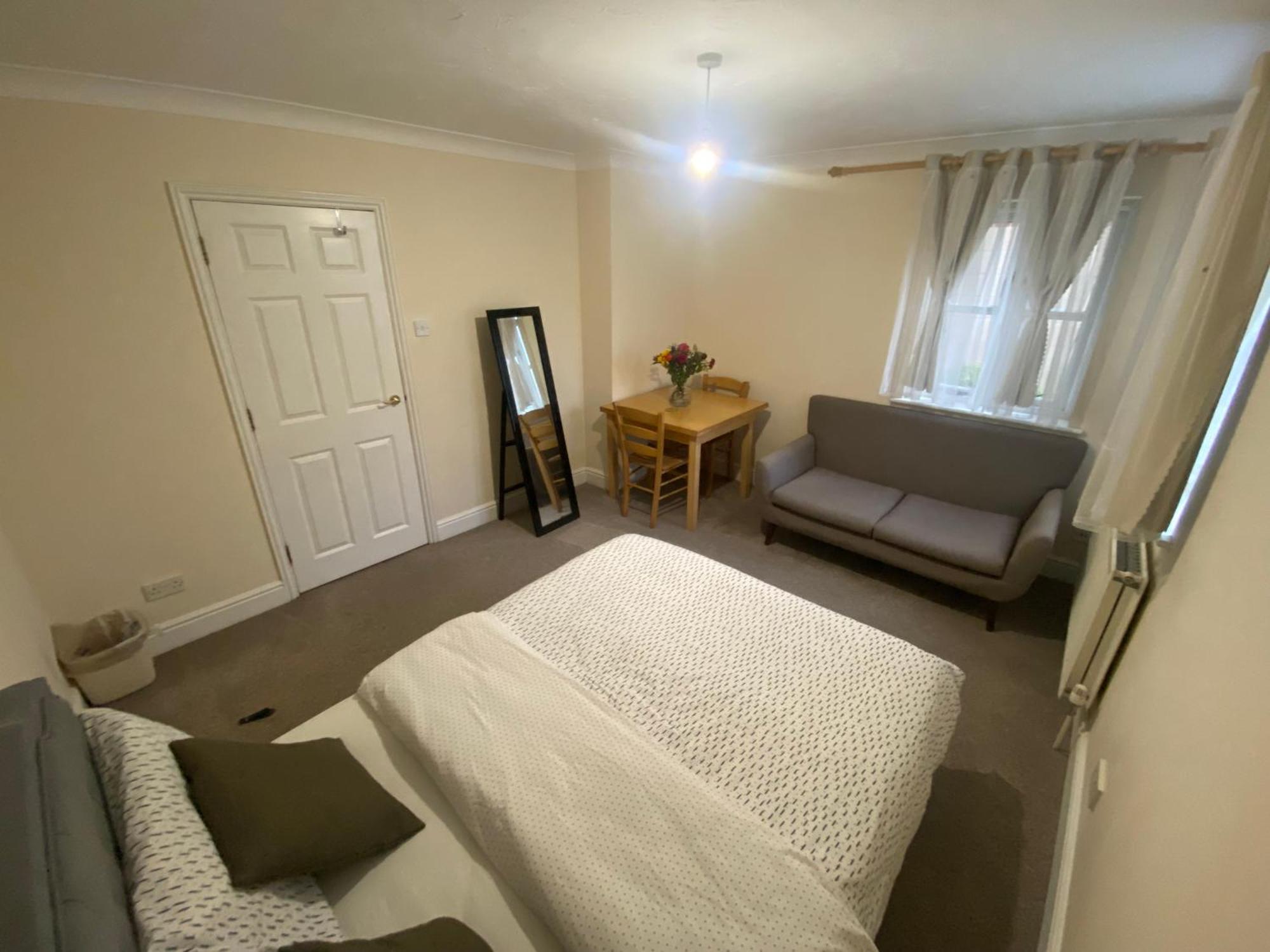 Large Double Bed And Bathroom Oxford Eksteriør bilde