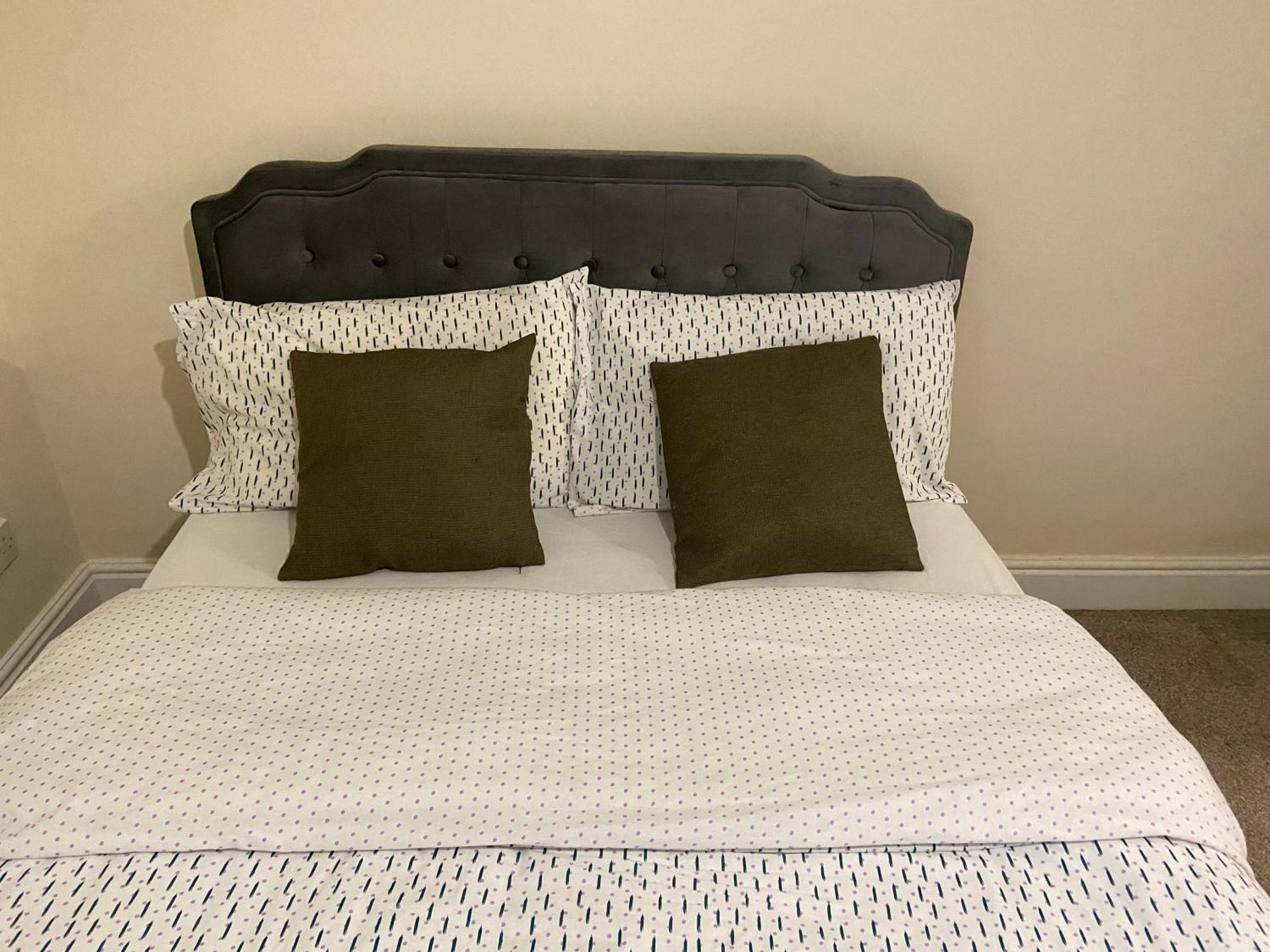 Large Double Bed And Bathroom Oxford Eksteriør bilde