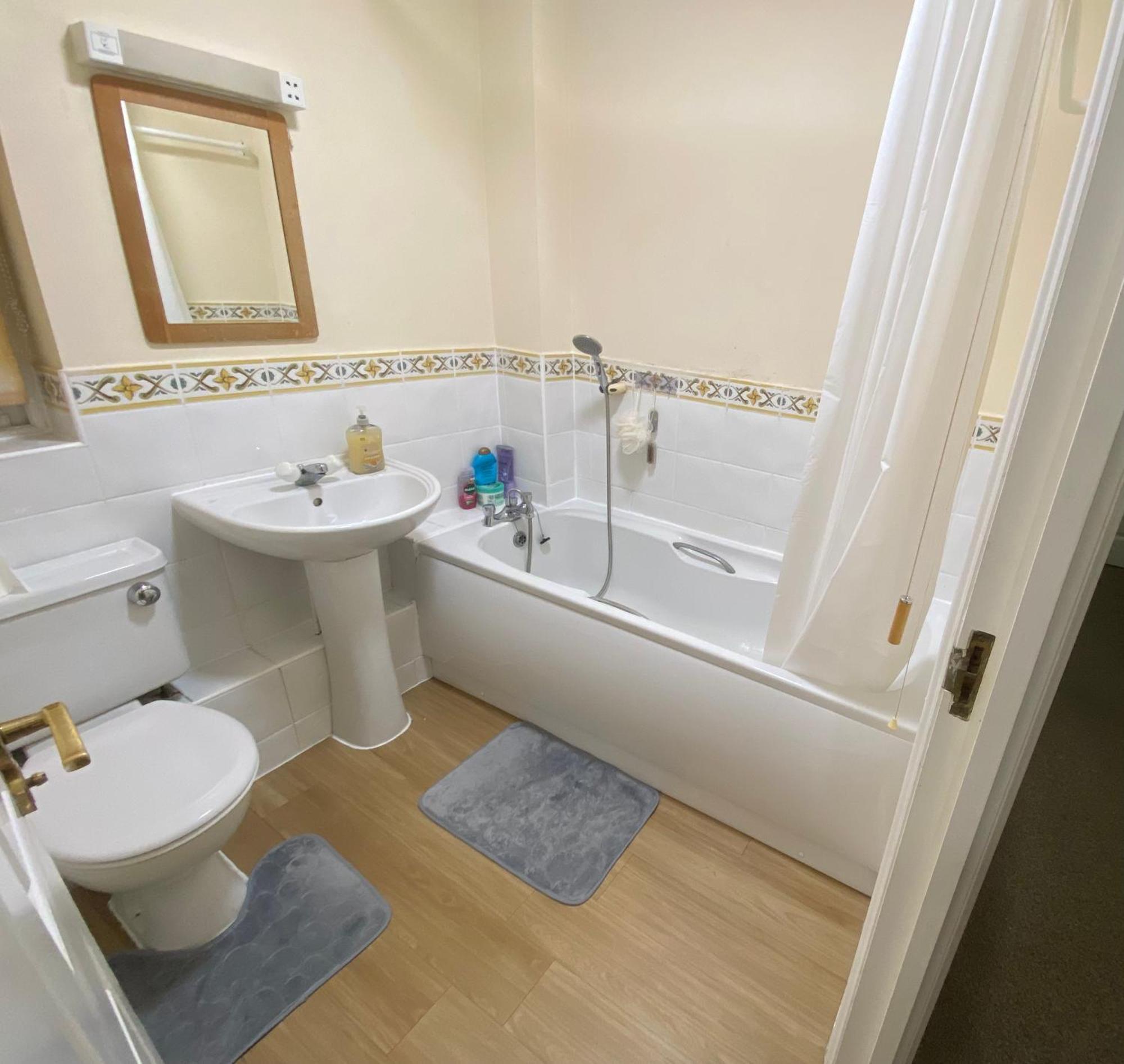 Large Double Bed And Bathroom Oxford Eksteriør bilde