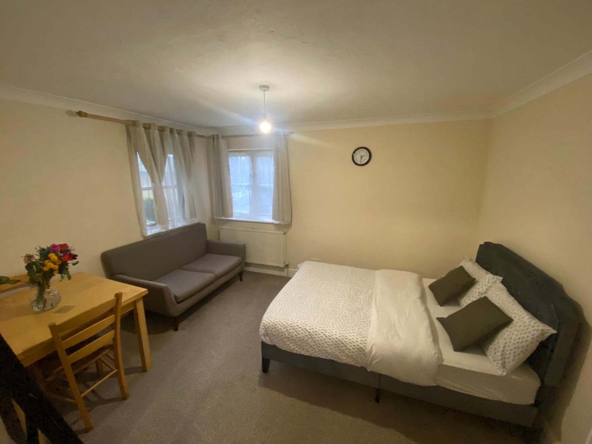 Large Double Bed And Bathroom Oxford Eksteriør bilde